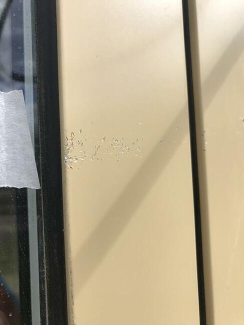 Retusz uszkodzeń, okna, drzwi, witryny sklepowe itp.