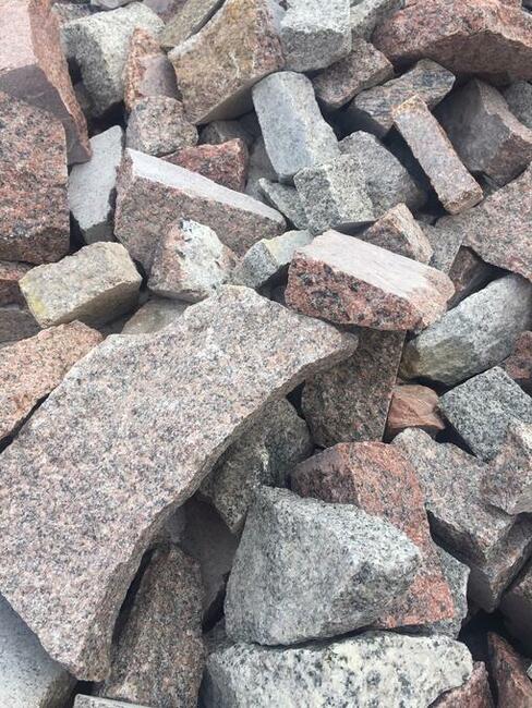 Kruszywo kamień granitowy kolor , łamane 10-20 cm, oflisy