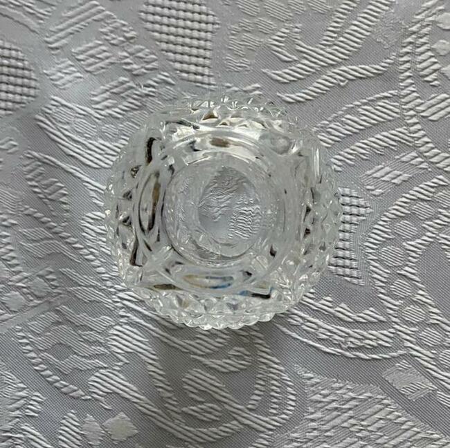 Mały kryształowy wazonik