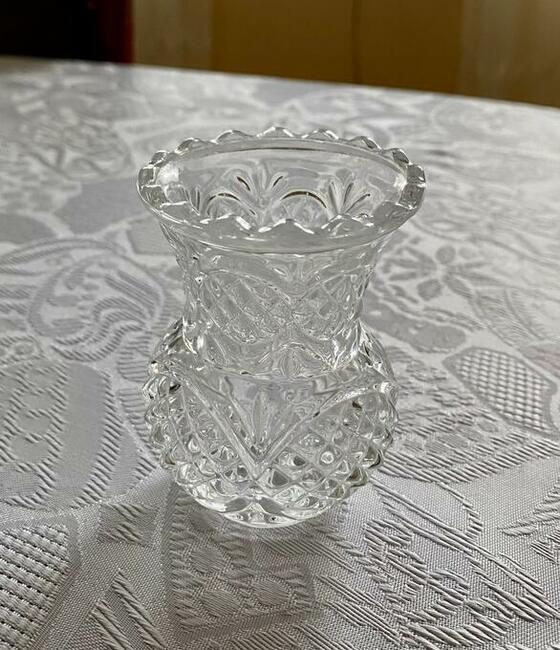 Mały kryształowy wazonik