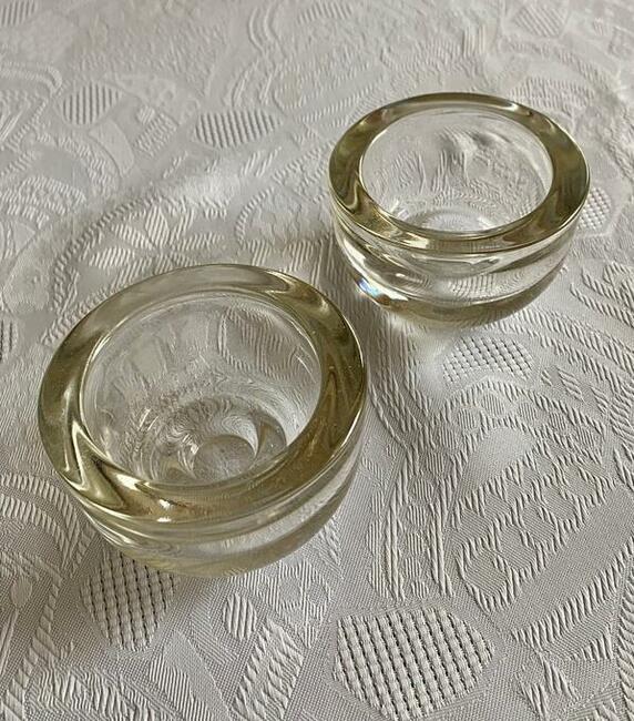 Para szklanych świeczników