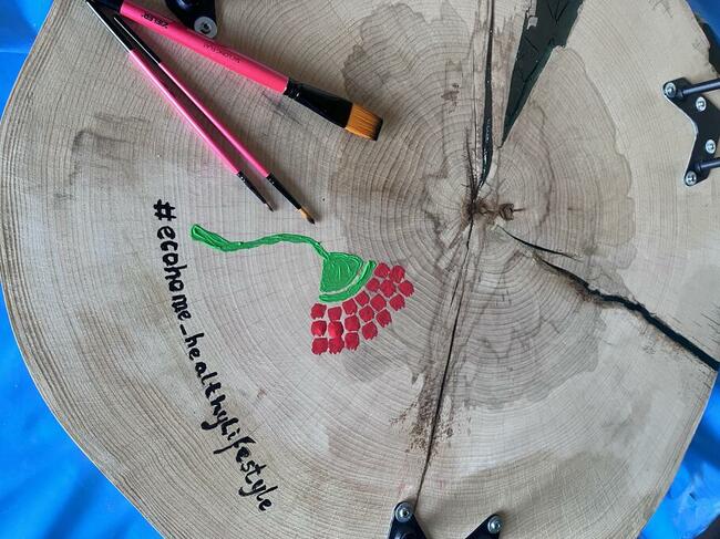 Bukowy stolik z żywicą epoksytową