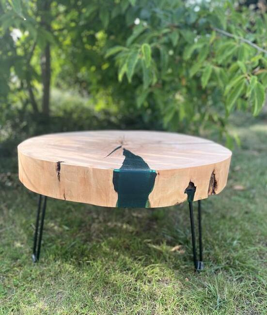 Bukowy stolik z żywicą epoksytową