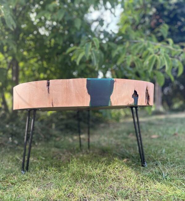 Bukowy stolik z żywicą epoksytową