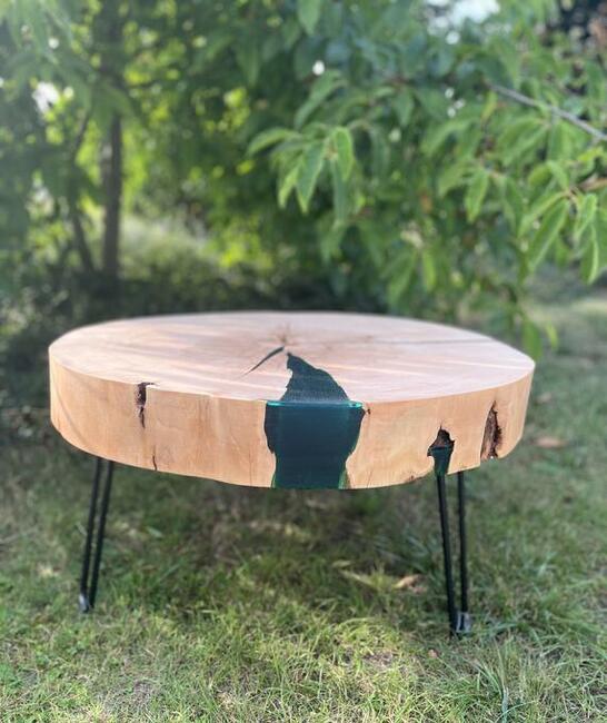 Bukowy stolik z żywicą epoksytową