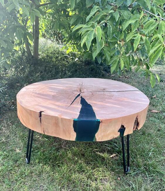 Bukowy stolik z żywicą epoksytową