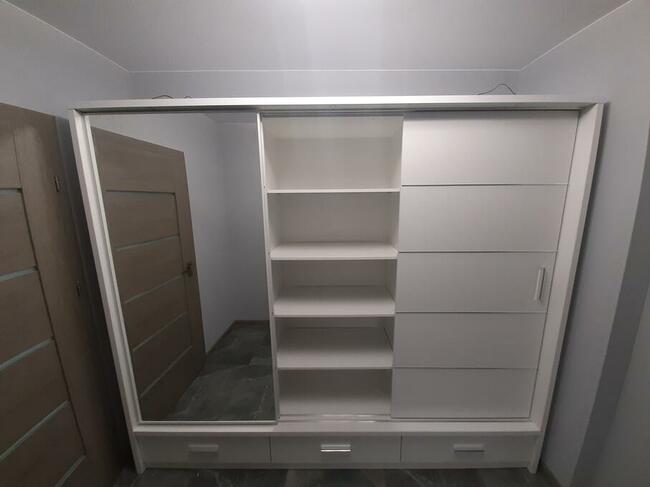 Skręcanie I montaż mebli. Montaż paneli podłogowych