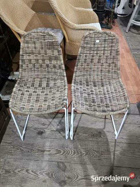 Dwa designerskie krzesła