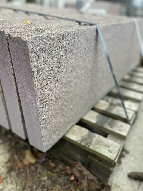 Krawężniki, obrzeża granitowe Bohus brązowy, końcówka serii