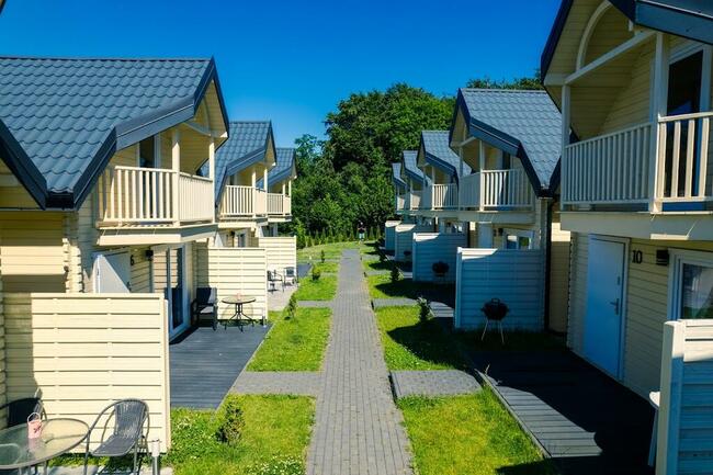 wakacje, wrzesień nad morzem domki z basenem
