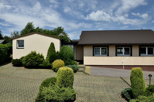 Sprzedam duży dom + halę pod Krakowem / Mogilany.