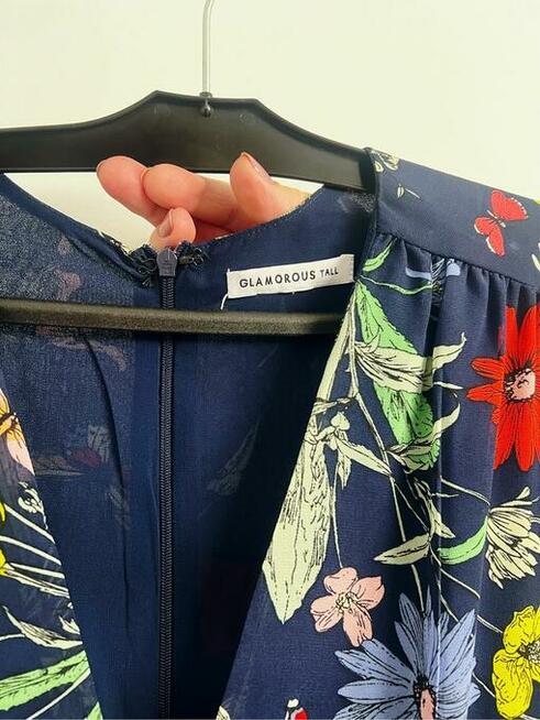 Sukienka w kwiatowe wzory