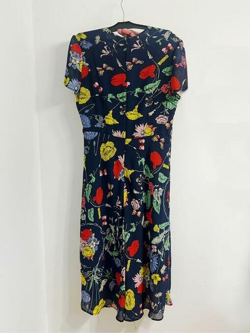 Sukienka w kwiatowe wzory