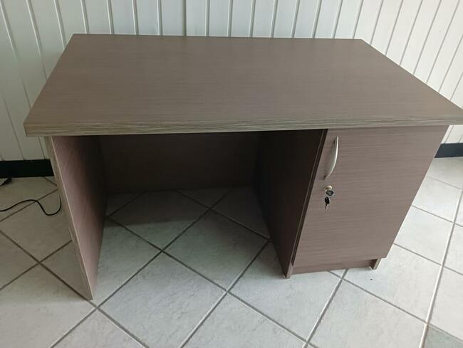 Biurko z szafiką zamykaną na klucz