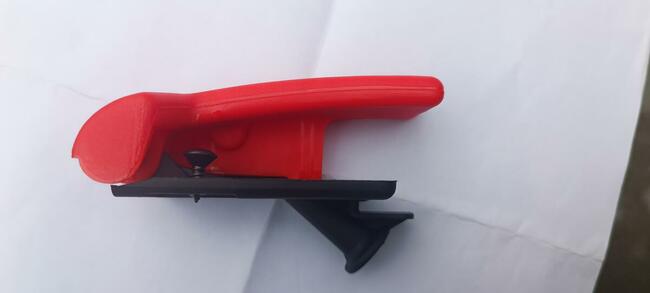 Uchwyt odryglowania komory silnika Mercedes