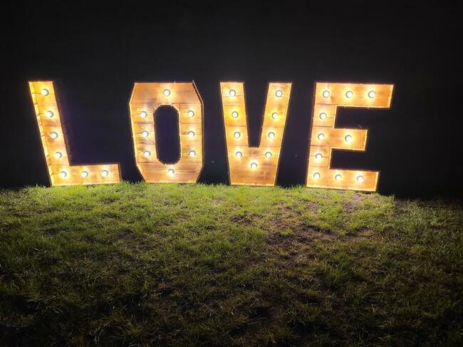 Napis LOVE