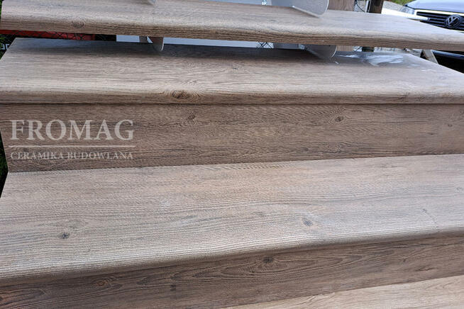 stopnica V shape acero ochra schody drewno