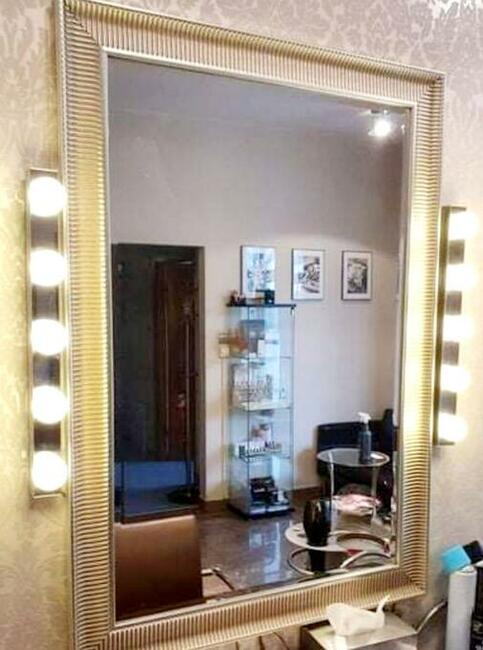 Duże lustro w ramie i z dodatkowym podświetleniem