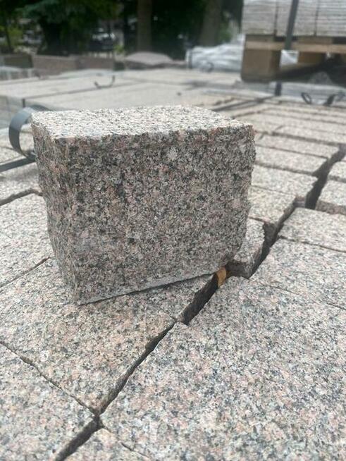 Kostka granitowa Bohus brązowy cięta płomieniowana 7x11x10