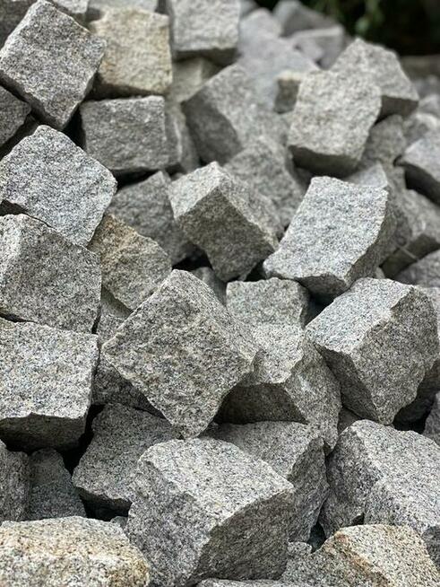 Kostka granitowa Bohus siwy surowo łupana 8/11