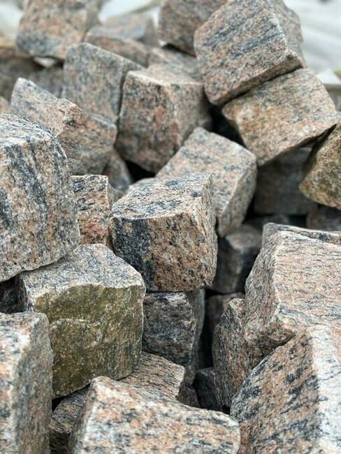 Kostka granitowa Gnejs surowo łupana 8/11