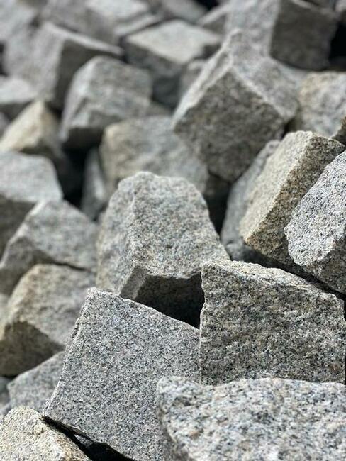 Kostka granitowa Bohus siwy surowo łupana 8/11