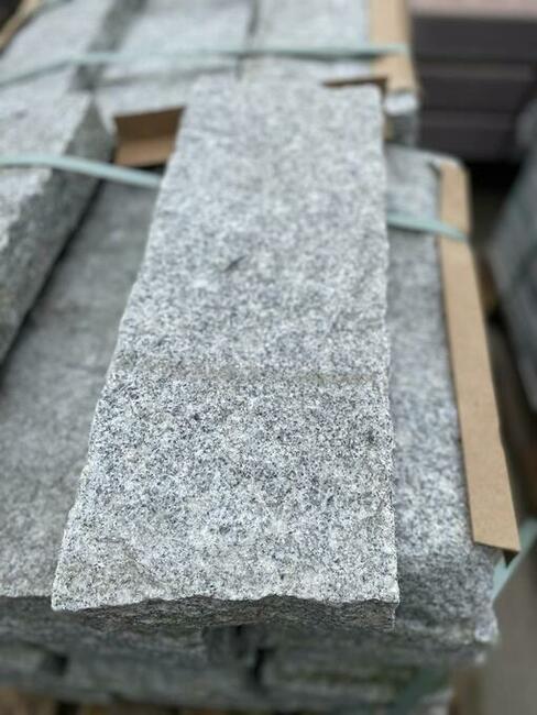 Krawężnik szary /palisada szara– surowo łupany 6/20/50 cm