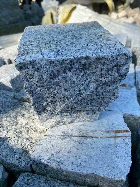 Kostka granitowa jasno szara 10x10x7-10 cięta płomieniowana