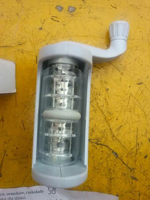 Ręczny młynek do serów, warzyw, orzechów, czekolady.