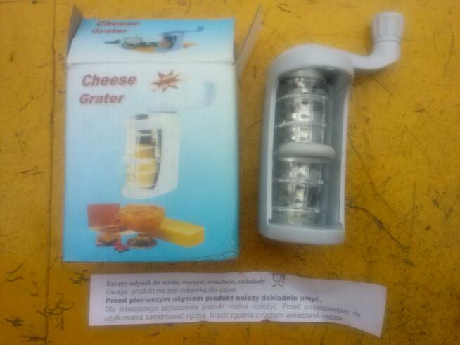 Ręczny młynek do serów, warzyw, orzechów, czekolady.
