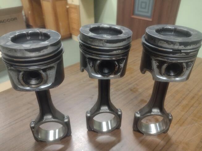 Tłok z korbowodem VW T5 lift 2.0 TDI