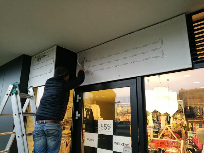 Naprawa oświetlenia w kasetonach reklamowych !! Reklama !!