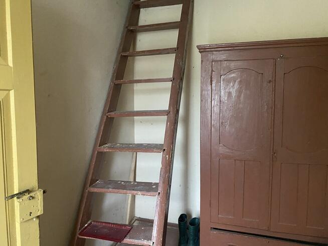 Przestronny dom położony w malowniczej okolicy.