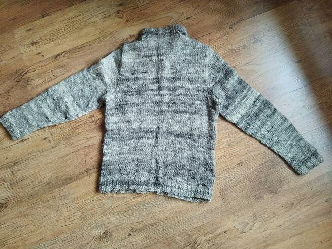 sweter z naturalnej wełny owczej