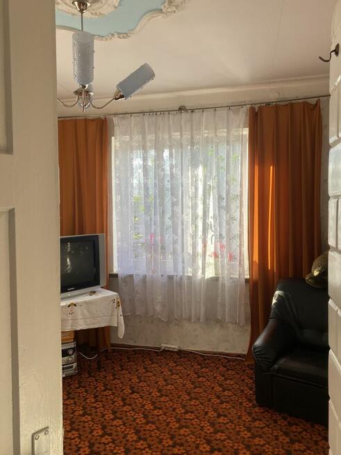 Przestronny dom położony w malowniczej okolicy.