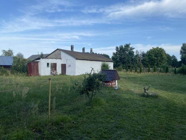 Przestronny dom położony w malowniczej okolicy.