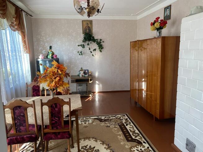 Przestronny dom położony w malowniczej okolicy.