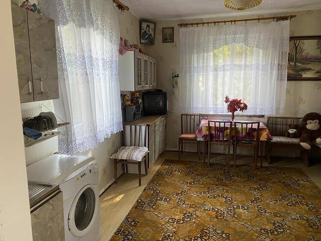 Przestronny dom położony w malowniczej okolicy.