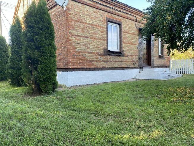 Przestronny dom położony w malowniczej okolicy.