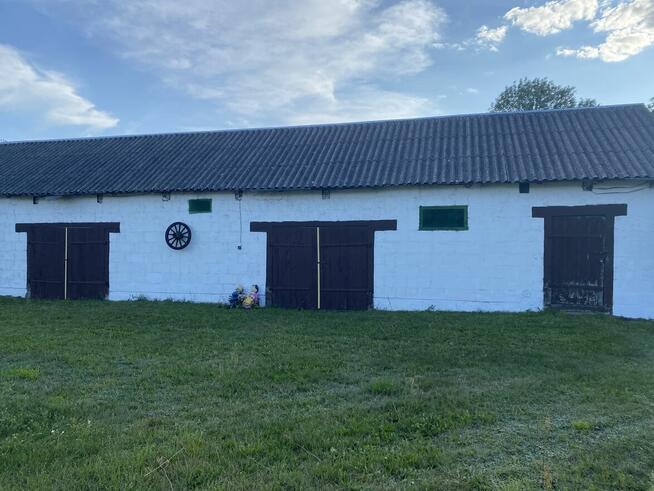 Przestronny dom położony w malowniczej okolicy.