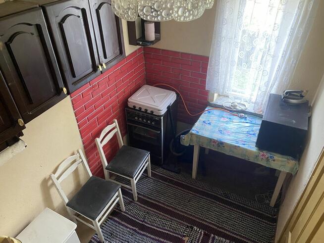 Przestronny dom położony w malowniczej okolicy.