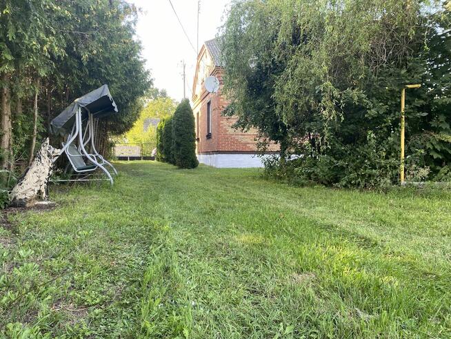 Przestronny dom położony w malowniczej okolicy.