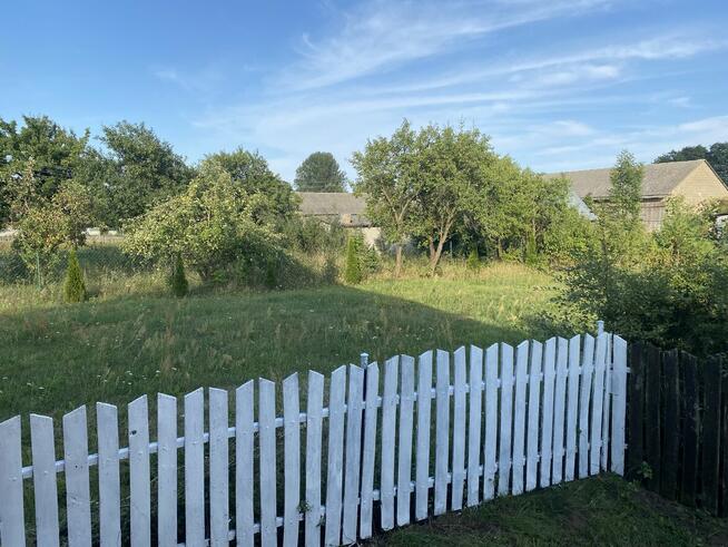 Przestronny dom położony w malowniczej okolicy.