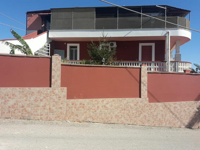 budynek skladajacy sie z 6 apartamentow wlochy morze