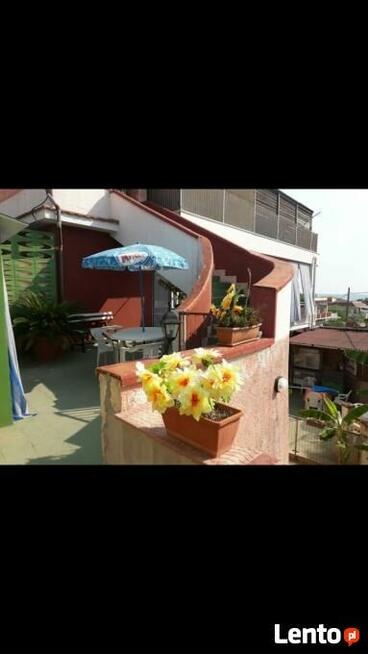 budynek skladajacy sie z 6 apartamentow wlochy morze