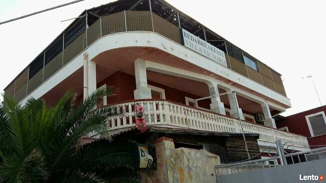 budynek skladajacy sie z 6 apartamentow wlochy morze