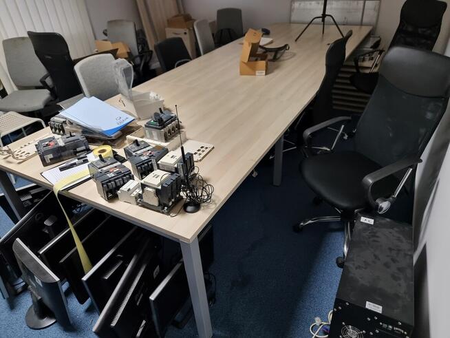 Syndyk sprzeda meble biurowe