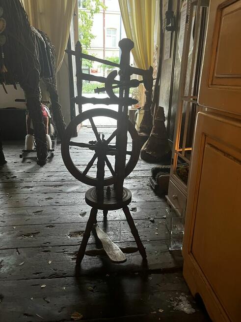 Sprzedam drewniany kołowrotek z wrzecionem