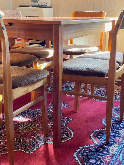 Drewniany stół z 6 krzesłami