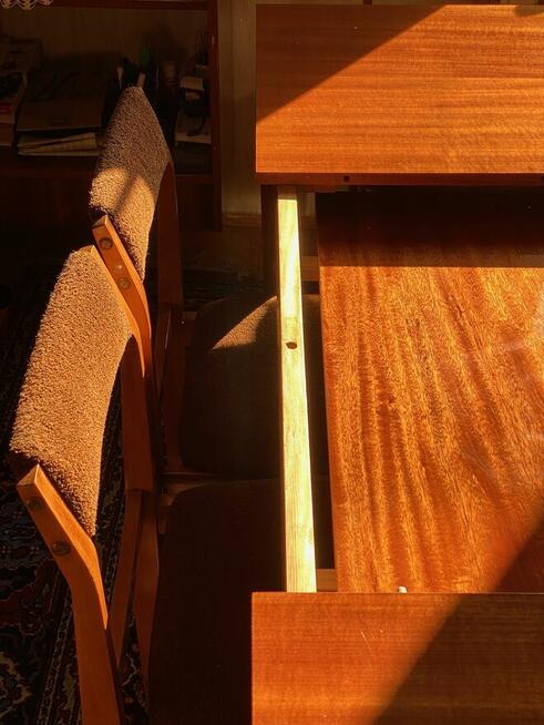 Drewniany stół z 6 krzesłami